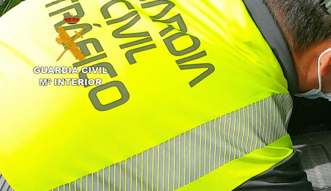 Un agente de la Guardia Civil Un agente de la Guardia Civil