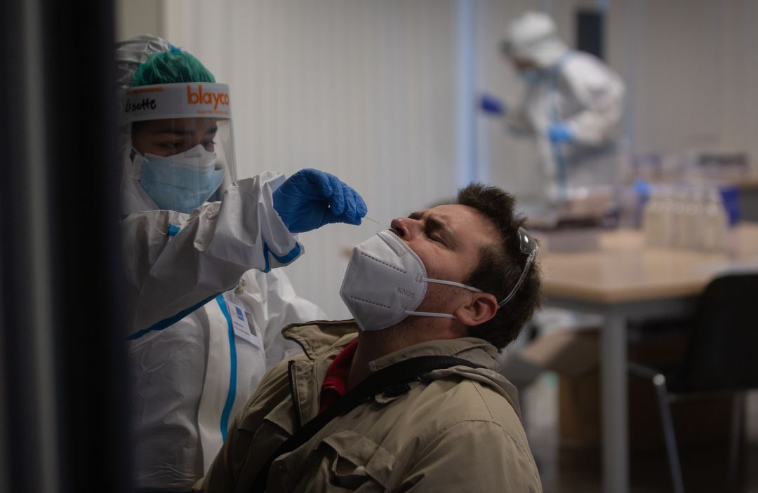 Un hombre se somete a una PCR. Un hombre se somete a una PCR.
