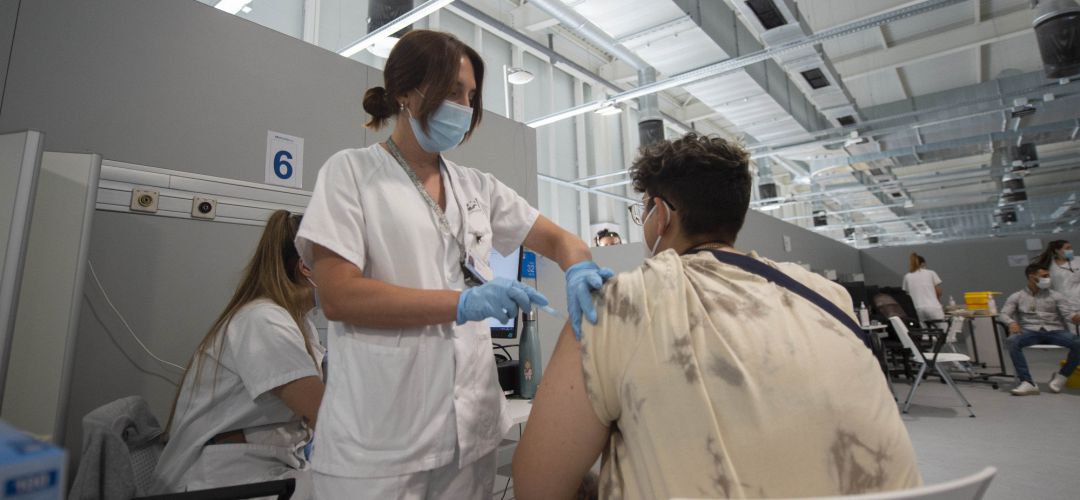 Un joven recibe la primera dosis de la vacuna en el Hospital Zendal Un joven recibe la primera dosis de la vacuna en el Hospital Zendal
