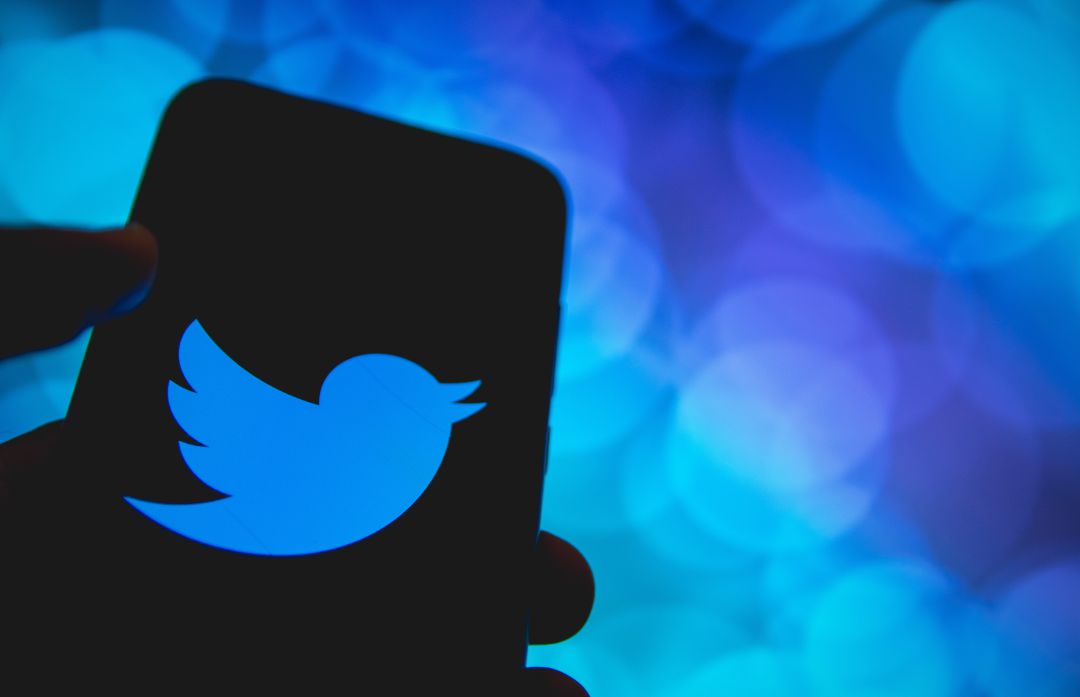 El logo de Twitter en un teléfono móvil. El logo de Twitter en un teléfono móvil.