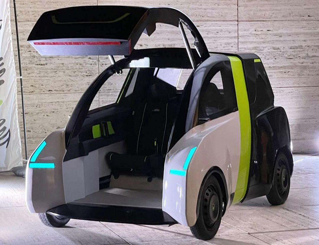 El coche no cuenta ni con volante ni pedales ni salpicadero, sino que se conduce mediante un 'joystick'. El coche no cuenta ni con volante ni pedales ni salpicadero, sino que se conduce mediante un 'joystick'.
