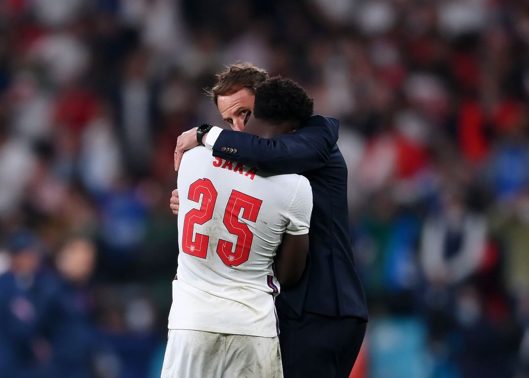 Gareth Southgate consuela a Bukayo Saka Gareth Southgate consuela a Bukayo Saka