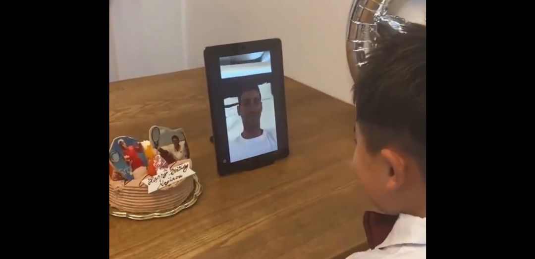 Novak Djokovic le da una bonita sorpresa a un fan japonés Novak Djokovic le da una bonita sorpresa a un fan japonés