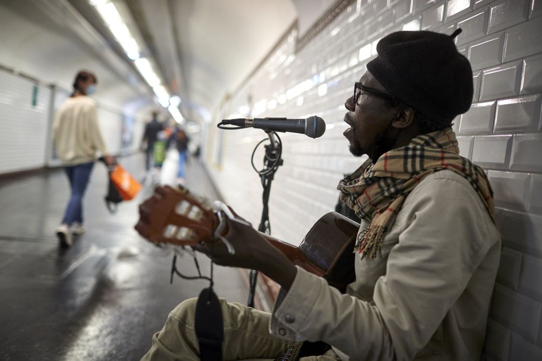 Esta semana el Metro de París ha vuelto a permitir actuaciones musicales en sus instalaciones por primera vez desde el estallido de la pandemia. Esta semana el Metro de París ha vuelto a permitir actuaciones musicales en sus instalaciones por primera vez desde el estallido de la pandemia.