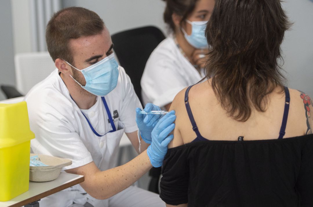 Una joven recibe la primera dosis de la vacuna Pfizer Una joven recibe la primera dosis de la vacuna Pfizer