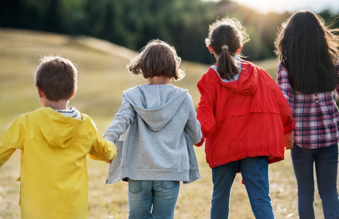 Niños de actividades en un parque Niños de actividades en un parque