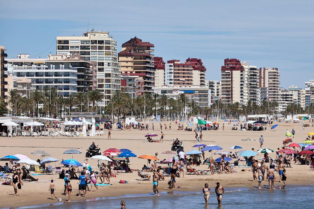 Turistas en la playa de Gandia Turistas en la playa de Gandia
