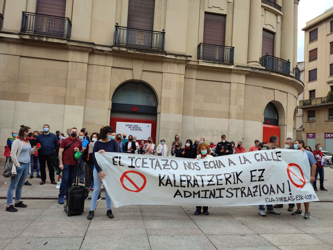 Protesta frente al Palacio de Navarra contra la nueva Ley de Empleo Público Protesta frente al Palacio de Navarra contra la nueva Ley de Empleo Público