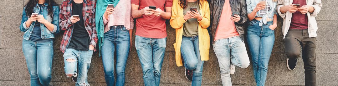 Jóvenes mirando el teléfono móvil Jóvenes mirando el teléfono móvil