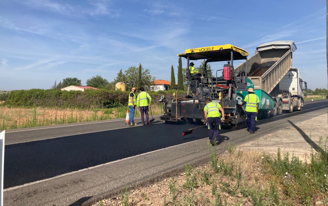 Imagen de los trabajos de reasfaltado que se están acometiendo en la Carretera CM-412 Imagen de los trabajos de reasfaltado que se están acometiendo en la Carretera CM-412