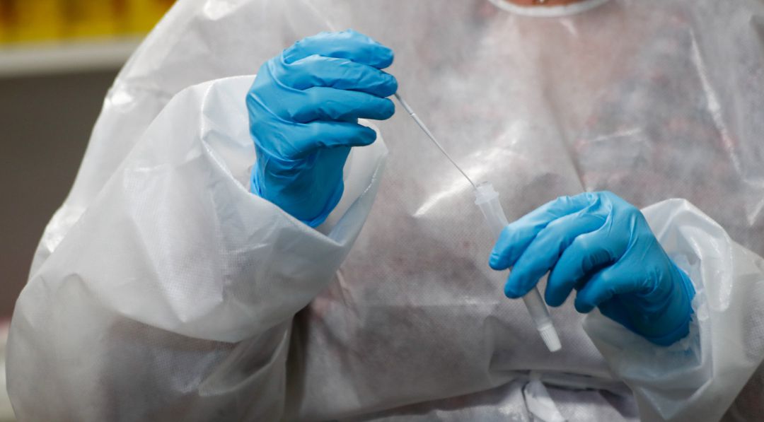 Imagen de archivo de una trabajadora sanitaria sostiene un test de antígenos Imagen de archivo de una trabajadora sanitaria sostiene un test de antígenos
