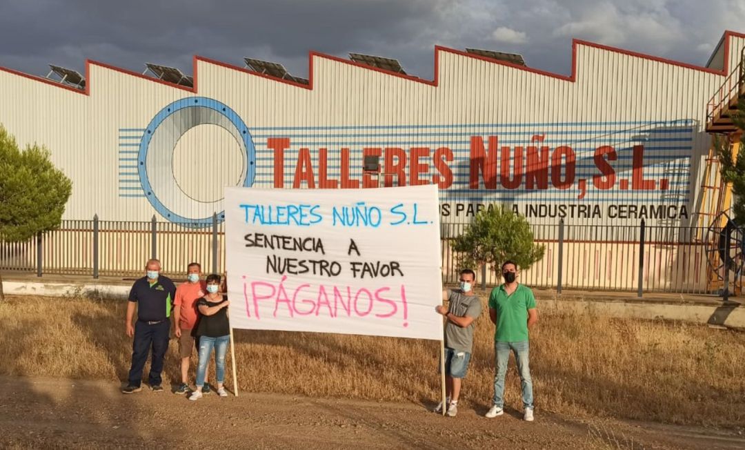 Los cinco trabajadores pendientes de cobrar sus salarios e indemnizaciones se manifiestan frente a las puertas de su antigua empresa Los cinco trabajadores pendientes de cobrar sus salarios e indemnizaciones se manifiestan frente a las puertas de su antigua empresa