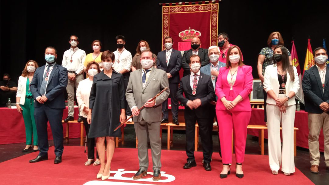 Adolfo Muñiz, con el bastón de mando, acompañado por su predecesora en el cargo, la ministra Isabel Rodríguez, y concejales de la corporación municipal Adolfo Muñiz, con el bastón de mando, acompañado por su predecesora en el cargo, la ministra Isabel Rodríguez, y concejales de la corporación municipal