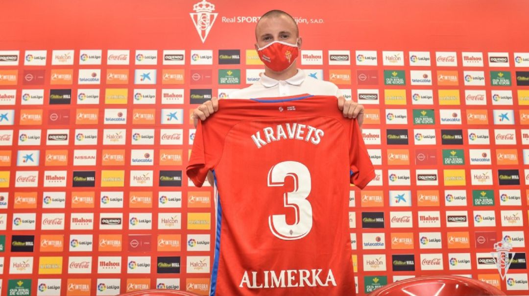 Kravets muestra su camiseta con el dorsal 3. Kravets muestra su camiseta con el dorsal 3.