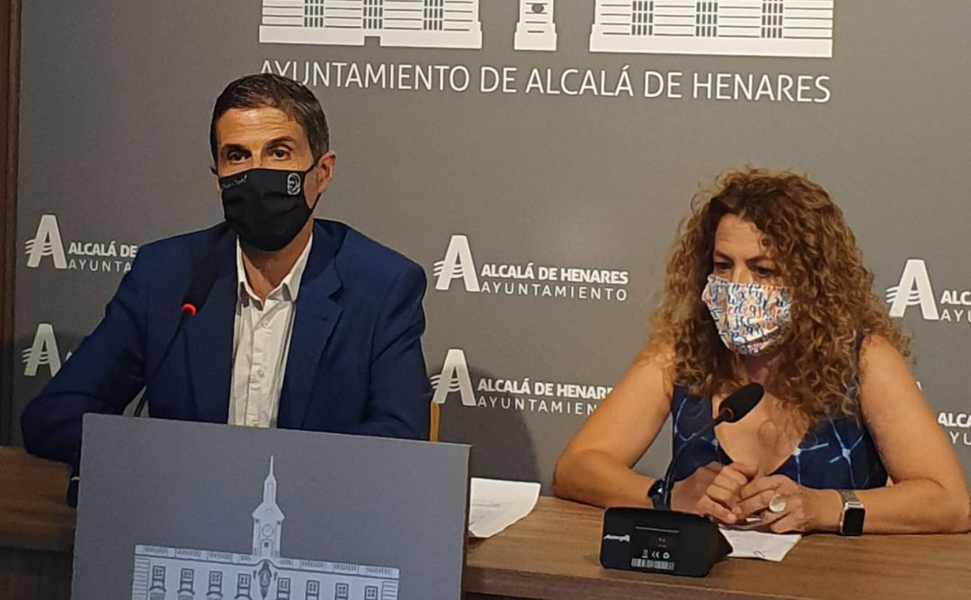 El alcalde de Alcalá de Henares, Javier Rodríguez Palacios, junto a la concejala, Patricia Sánchez. El alcalde de Alcalá de Henares, Javier Rodríguez Palacios, junto a la concejala, Patricia Sánchez.