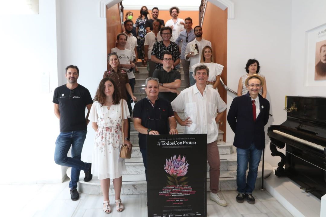 Miembros de la plataforma junto con artistas que colaborarán en la gala solidaria Miembros de la plataforma junto con artistas que colaborarán en la gala solidaria