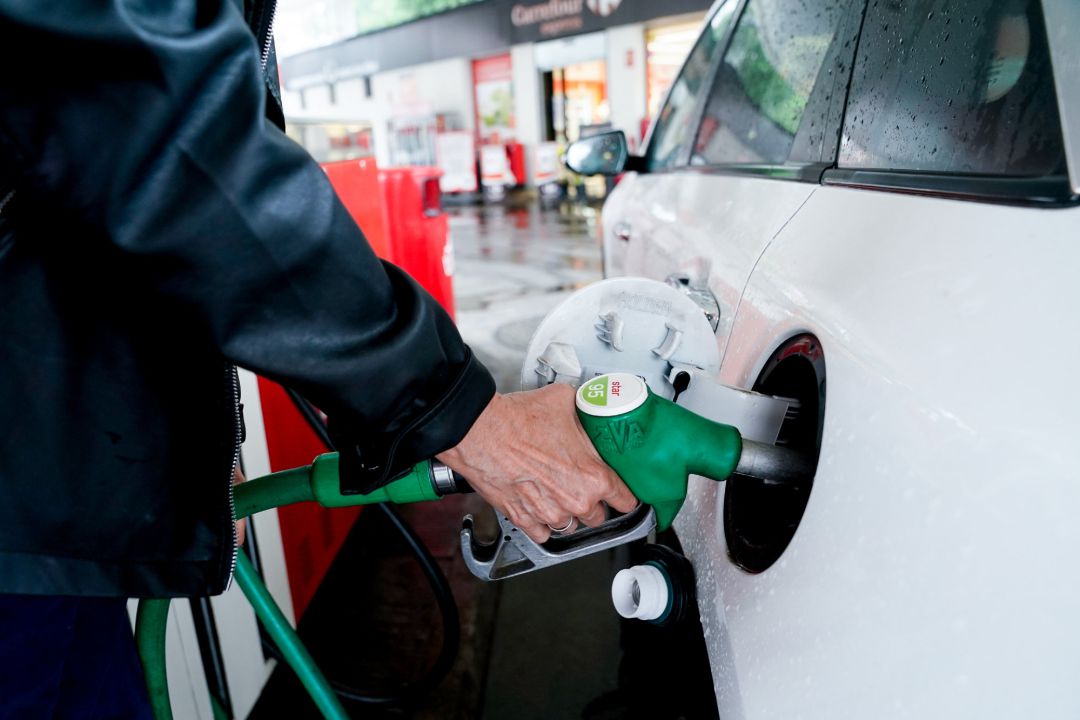 Una mujer pone gasolina a su vehículo en una gasolinera (archivo). Una mujer pone gasolina a su vehículo en una gasolinera (archivo).