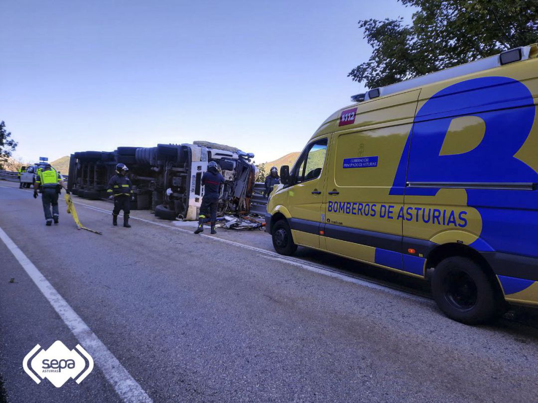 El camión volcado en Pajares ha obligado a cortar un carril de la carretera N-630 durante varias horas. El camión volcado en Pajares ha obligado a cortar un carril de la carretera N-630 durante varias horas.