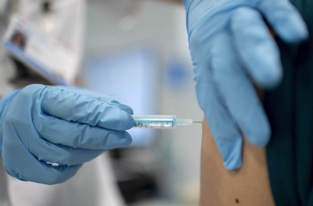 Un sanitario pone la vacuna contra la Covid-19 Un sanitario pone la vacuna contra la Covid-19