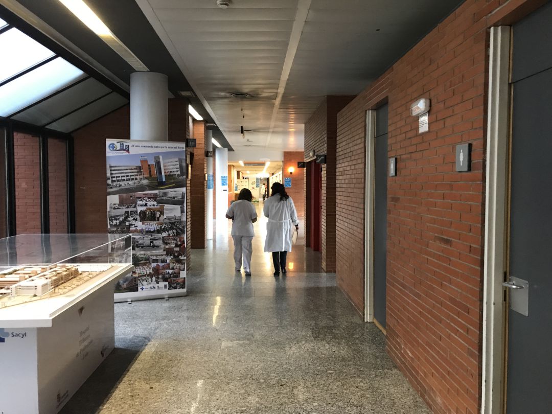 Profesionales sanitarios en un pasillo del Hospital del Bierzo Profesionales sanitarios en un pasillo del Hospital del Bierzo