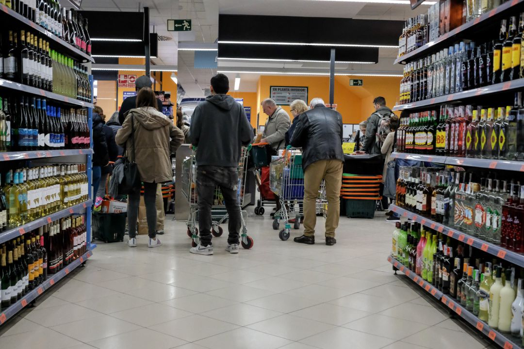 Archivo - Gente haciendo la compra en un supermercado Archivo - Gente haciendo la compra en un supermercado
