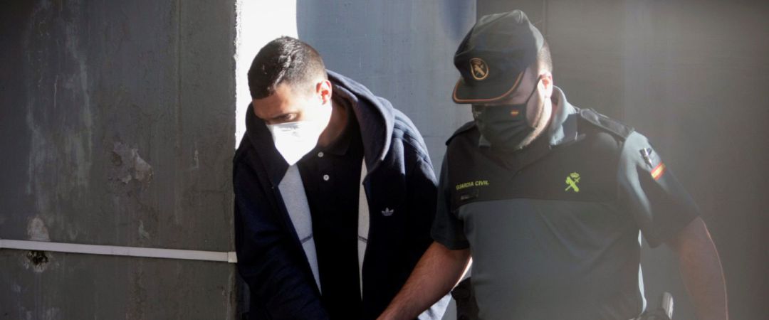 Uno de los tres detenidos encarcelados por el crimen de Samuel Luiz es escoltado de camino al Juzgado de Instrucción número 8 de A Coruña para comparecer ante el juez, quien decidirá si procede ratificar la prisión provisional que se decretó para ellos, este viernes Uno de los tres detenidos encarcelados por el crimen de Samuel Luiz es escoltado de camino al Juzgado de Instrucción número 8 de A Coruña para comparecer ante el juez, quien decidirá si procede ratificar la prisión provisional que se decretó para ellos, este viernes