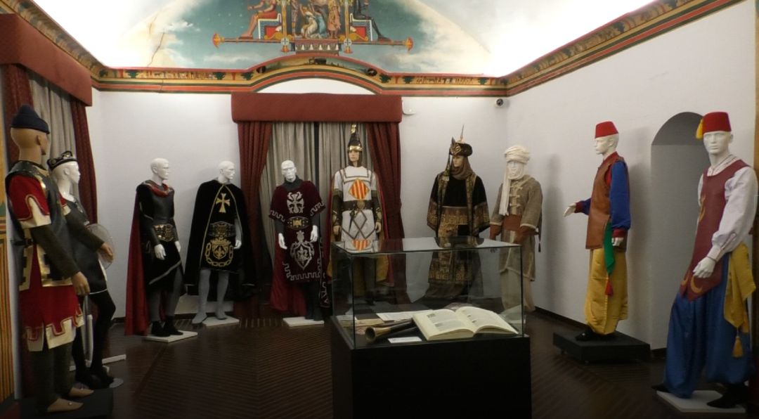 Exposición “¡Ah de ese castiello! Les ambaixades d’Elx” en La Calahorra Exposición “¡Ah de ese castiello! Les ambaixades d’Elx” en La Calahorra