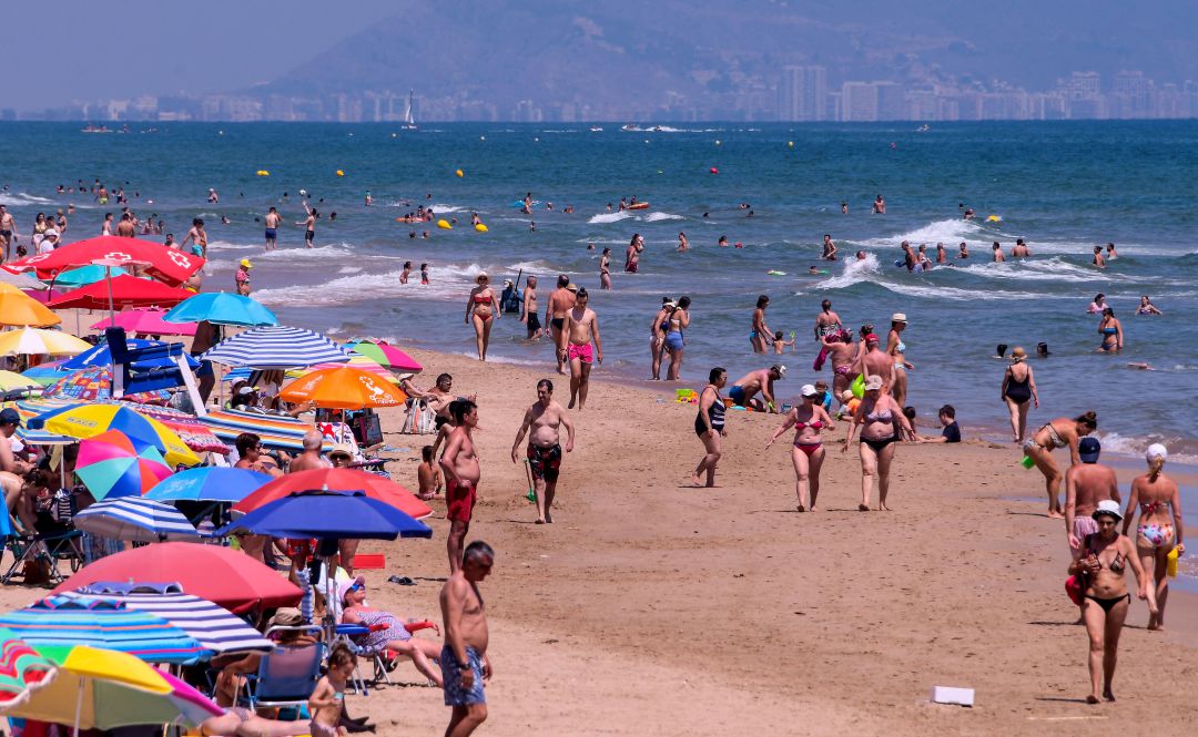 Bañistas en la playa de Gandia Bañistas en la playa de Gandia