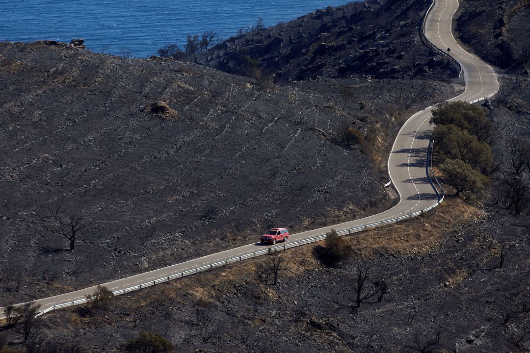 Un automóvil circula por la carretera que discurre por la zona que ha ardido en el incendio que, desde este viernes, afecta al parque natural de Cap de Creus (Girona) y que los Bomberos de la Generalitat han dado por estabilizado este domingo y que, según los últimos datos del Cuerpo de Agentes Rurales, ha quemado unas 410 hectáreas. Un automóvil circula por la carretera que discurre por la zona que ha ardido en el incendio que, desde este viernes, afecta al parque natural de Cap de Creus (Girona) y que los Bomberos de la Generalitat han dado por estabilizado este domingo y que, según los últimos datos del Cuerpo de Agentes Rurales, ha quemado unas 410 hectáreas.