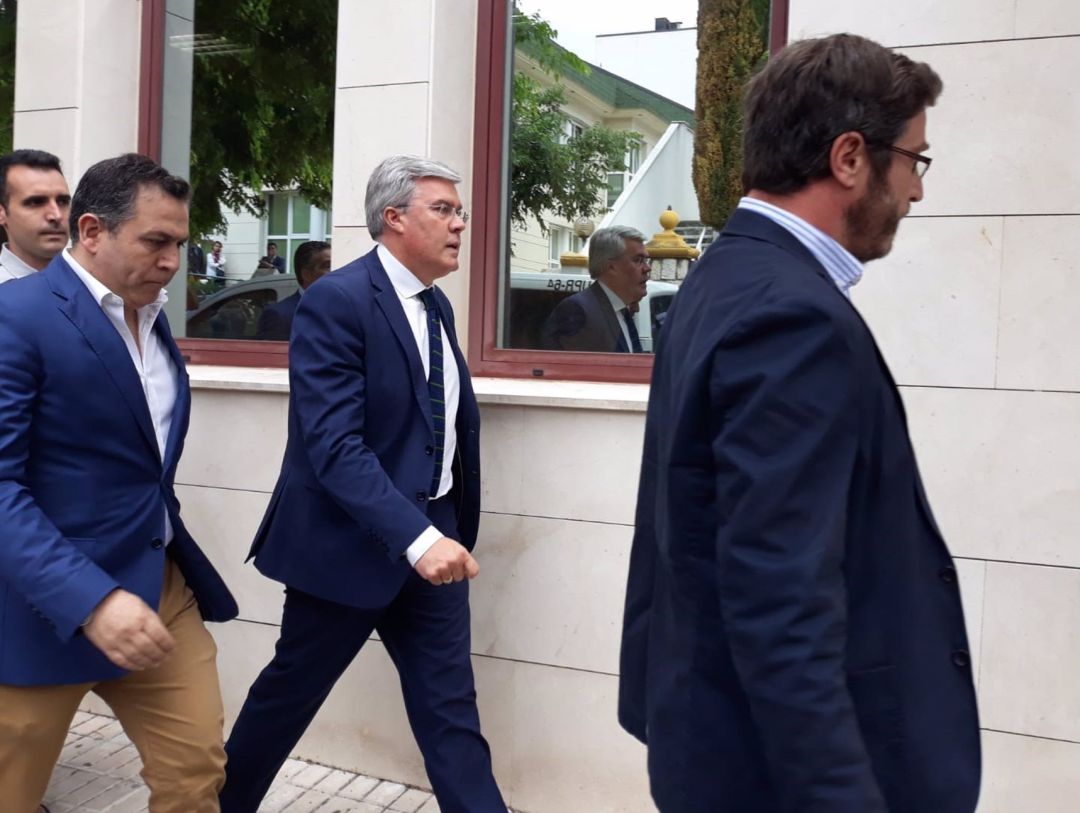 José Enrique Fernández de Moya (en el centro de la foto) llegando a una de las vistas del Caso Matinsreg en los juzgados de Jaén capital José Enrique Fernández de Moya (en el centro de la foto) llegando a una de las vistas del Caso Matinsreg en los juzgados de Jaén capital