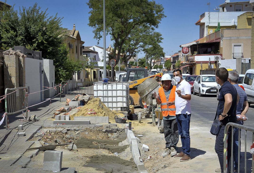 El delegado municipal de Urbanismo supervisando las obras El delegado municipal de Urbanismo supervisando las obras