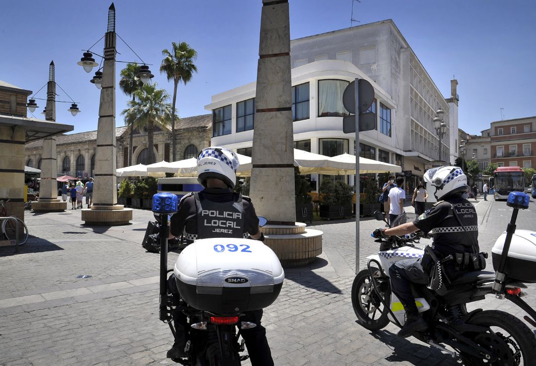 Agentes de la Policía Local en Doña Blanca Agentes de la Policía Local en Doña Blanca