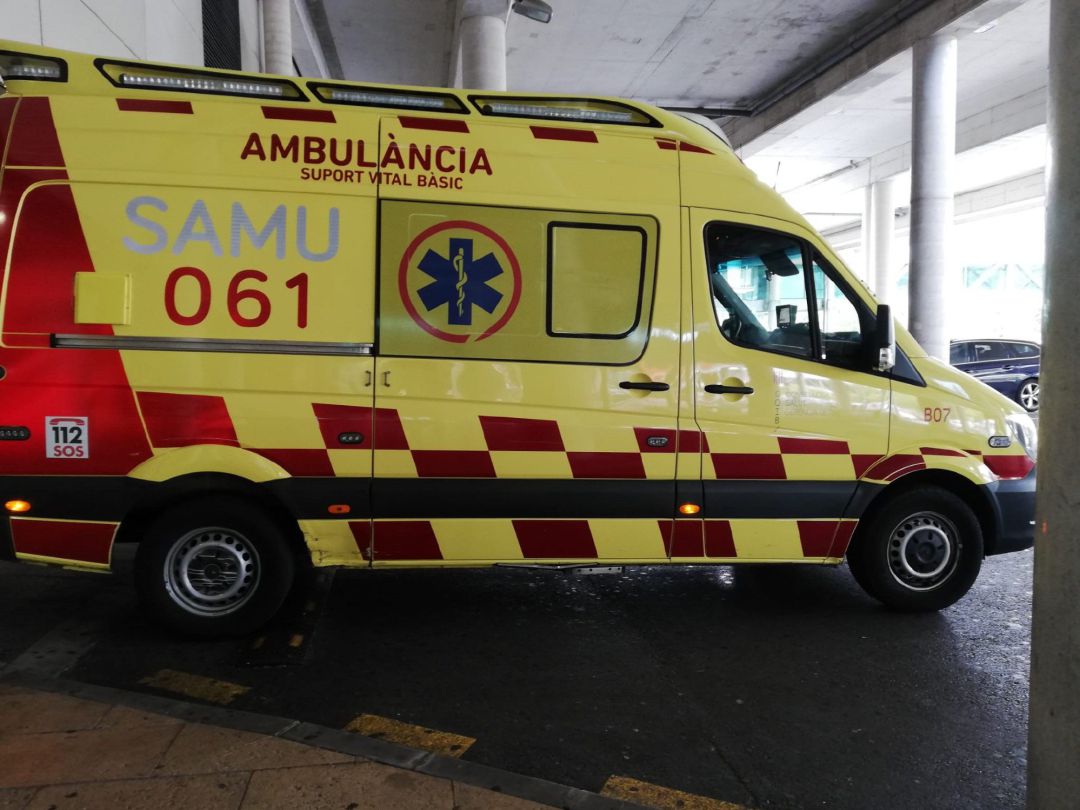 Archivo - Una ambulancia de soporte vital básico del SAMU 061 de Baleares, aparcada en el Hospital Son Espases. Archivo - Una ambulancia de soporte vital básico del SAMU 061 de Baleares, aparcada en el Hospital Son Espases.