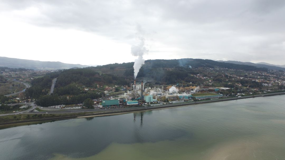 Vista aérea del complejo industrial Ence en la ría de Pontevedra Vista aérea del complejo industrial Ence en la ría de Pontevedra
