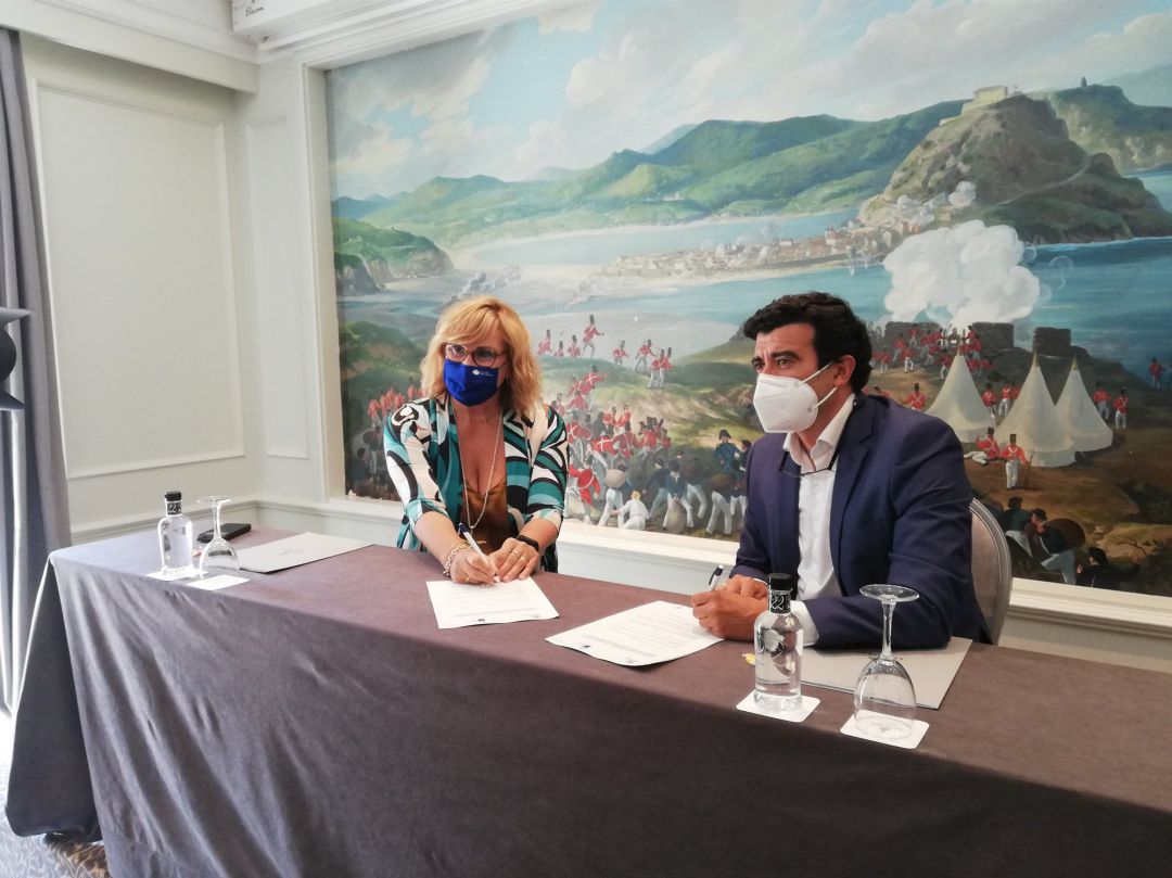 Cristina Lagé y Paul Liceaga firmando el acuerdo de la cesión de habitaciones Cristina Lagé y Paul Liceaga firmando el acuerdo de la cesión de habitaciones
