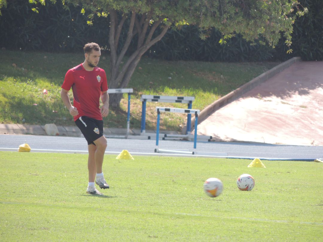 Vada sigue entrenando con los descartes del Almería. Vada sigue entrenando con los descartes del Almería.