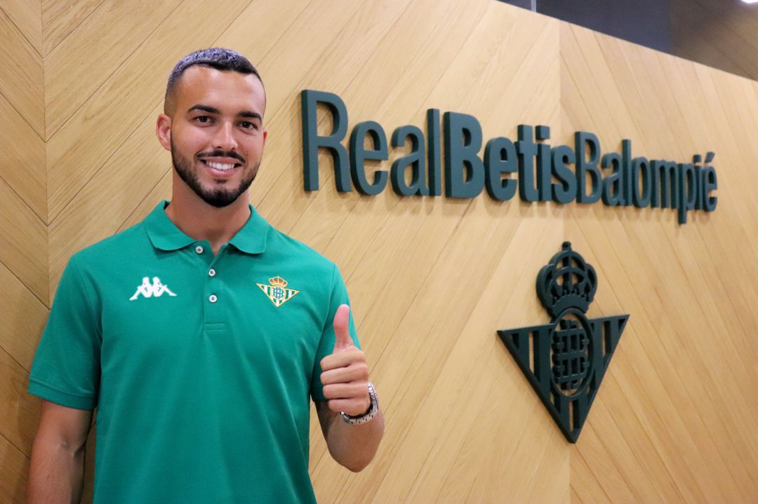 Fran Callejón ya posa con su nueva camiseta. Fran Callejón ya posa con su nueva camiseta.