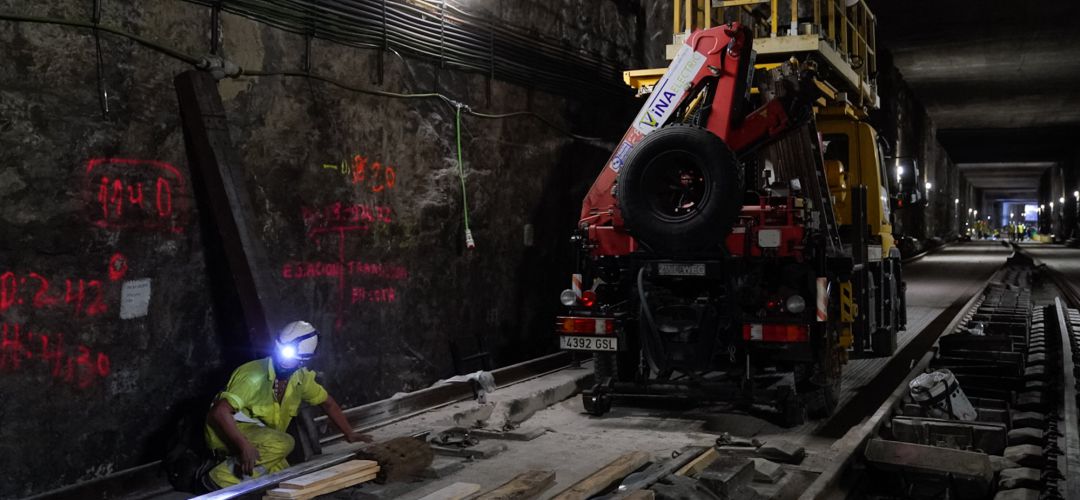 Trabajadores durante las obras de renovación del túnel de Getafe, en la línea C4 de Cercanías Madrid Trabajadores durante las obras de renovación del túnel de Getafe, en la línea C4 de Cercanías Madrid