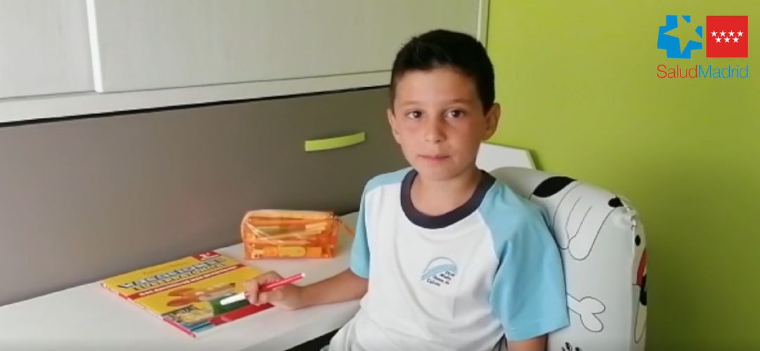 Daniel es uno de los niños del colegio Teresa de Calcuta de Parla que ha escrito cartas de ánimo a los niños ingresados en el hospital de Fuenlabrada. Daniel es uno de los niños del colegio Teresa de Calcuta de Parla que ha escrito cartas de ánimo a los niños ingresados en el hospital de Fuenlabrada.