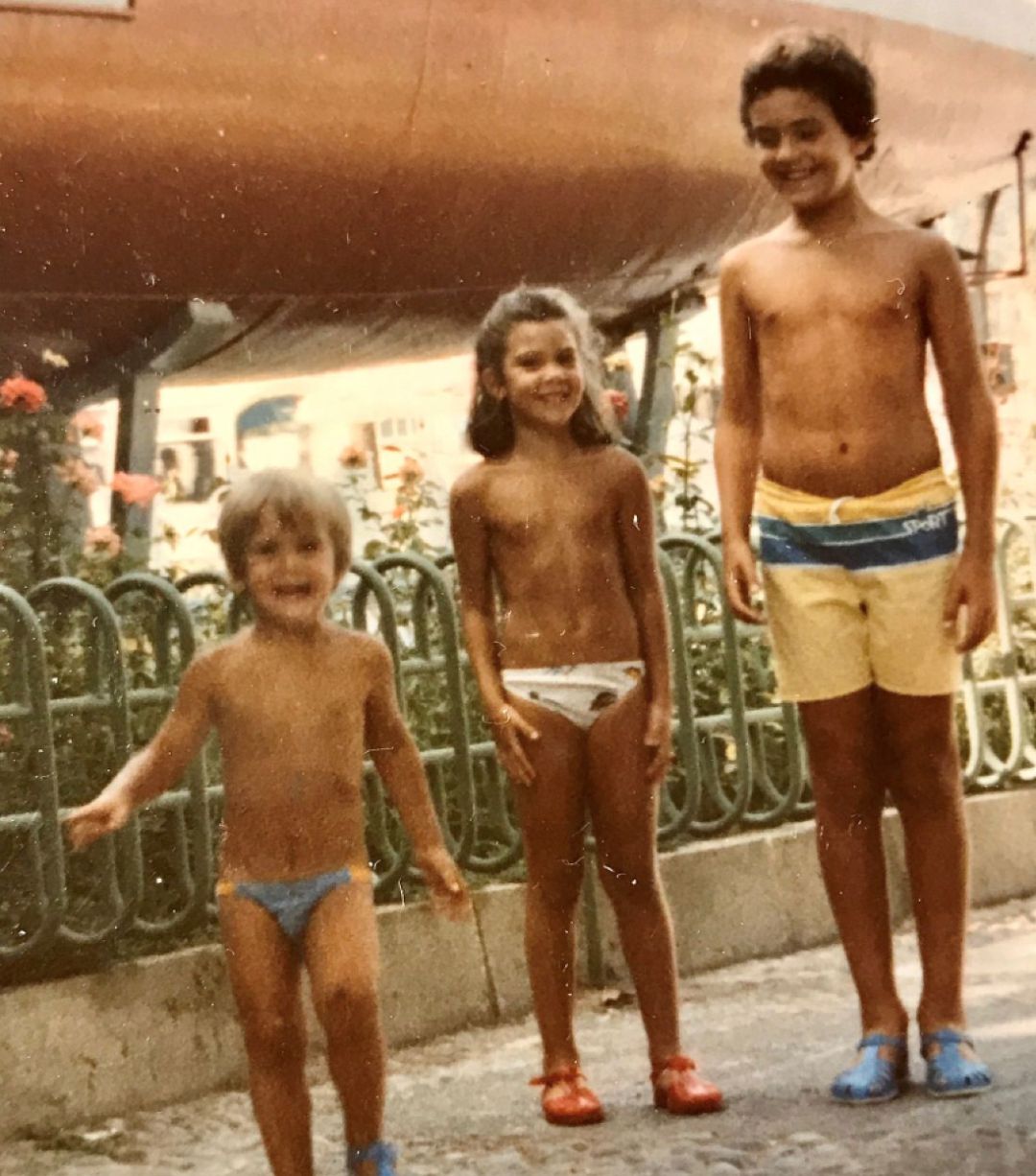 Borja Vivas, el primero por la izquierda, junto a sus hermanos durante los viajes familiares Borja Vivas, el primero por la izquierda, junto a sus hermanos durante los viajes familiares