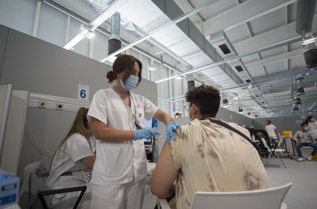 Un joven recibe la primera dosis de la vacuna en el Hospital Zendal de Madrid Un joven recibe la primera dosis de la vacuna en el Hospital Zendal de Madrid