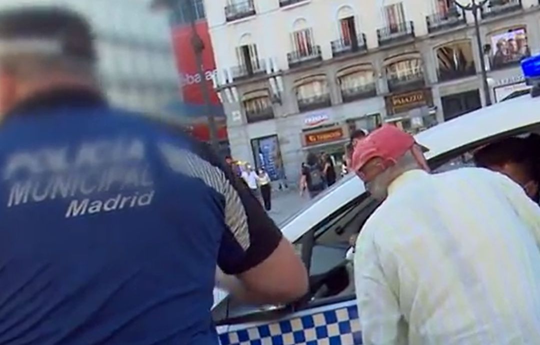 Antonio López con la Policía Municipal en la Puerta del Sol
Antonio López con la Policía Municipal en la Puerta del Sol