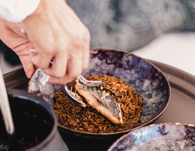 La lubina sobre arroz salvaje es uno de los platos que se oferta. La lubina sobre arroz salvaje es uno de los platos que se oferta.