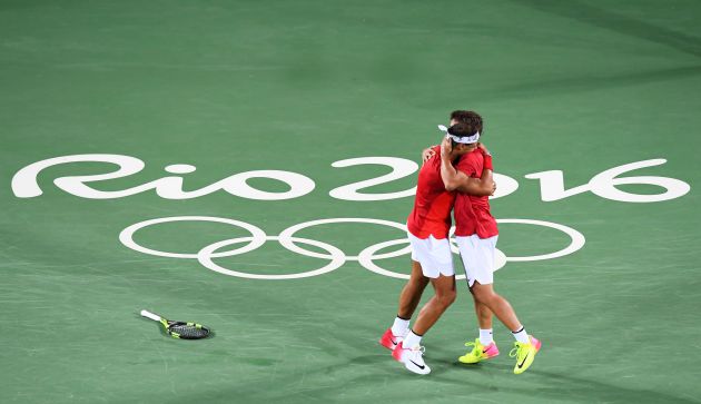 Marc López y Rafa Nadal celebran su oro olímpico Marc López y Rafa Nadal celebran su oro olímpico