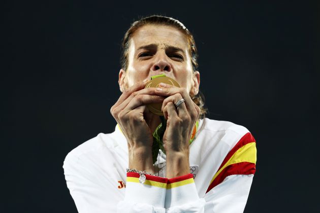 Ruth Beitia besa su medalla de oro olímpica Ruth Beitia besa su medalla de oro olímpica