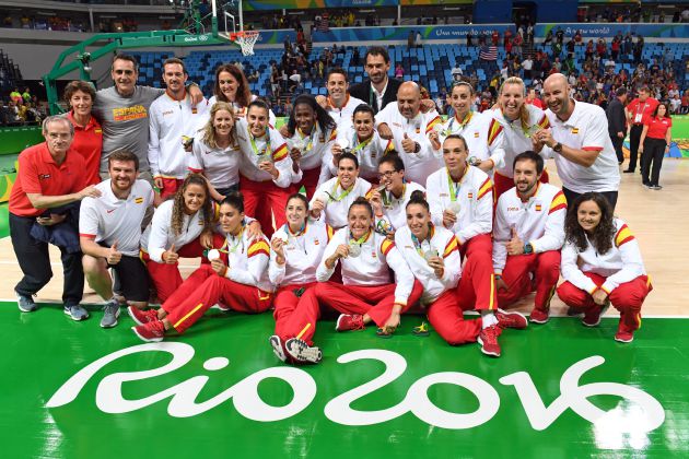 La selección femenina de baloncesto posa con su plata en Río La selección femenina de baloncesto posa con su plata en Río