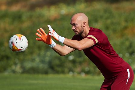 Dmitrovic durante un entrenamiento con el Sevilla Dmitrovic durante un entrenamiento con el Sevilla