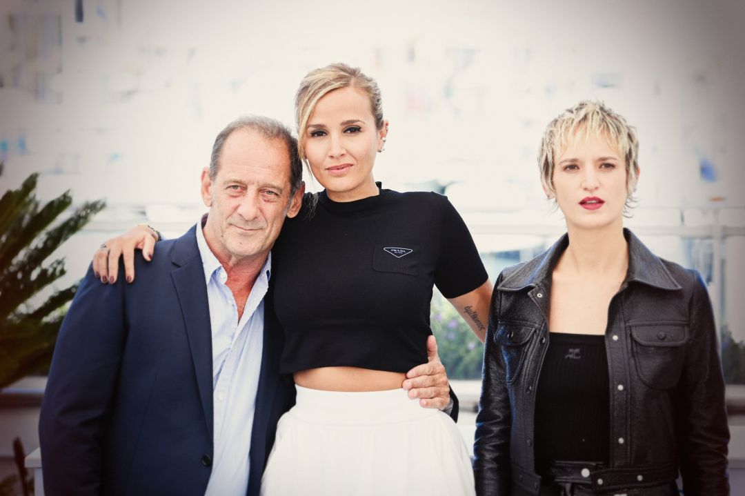 CANNES, FRANCE - JULY 14: (EDITOR'S NOTE: Image was processed using digital filters.) (L to R) Vincent Lindon, Director Julia Ducournau and Agathe Rousselle attend the "Titane" photocall during the 74th annual Cannes Film Festival on July 14, 2021 in Cannes, France CANNES, FRANCE - JULY 14: (EDITOR'S NOTE: Image was processed using digital filters.) (L to R) Vincent Lindon, Director Julia Ducournau and Agathe Rousselle attend the "Titane" photocall during the 74th annual Cannes Film Festival on July 14, 2021 in Cannes, France