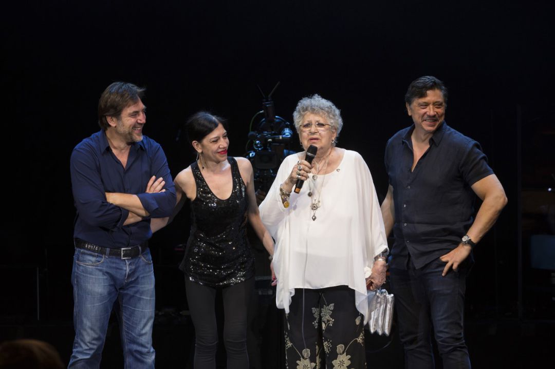 Imagen de la familia Bardem en el homenaje a Pilar Bardem por sus compañeros en el Circo Price de Madrid en 2017 Imagen de la familia Bardem en el homenaje a Pilar Bardem por sus compañeros en el Circo Price de Madrid en 2017