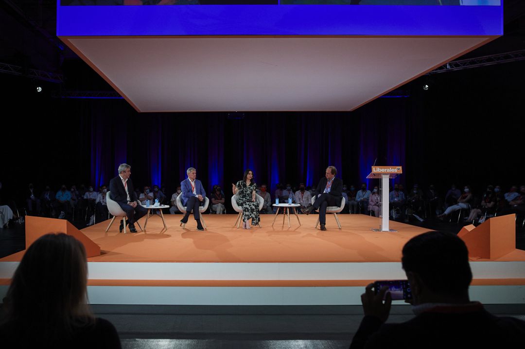 El eurodiputado Luis Garicano; el presidente del grupo 'Renovar Europa' en el Parlamento Europeo, Dacian Ciolos; la presidenta de Ciudadanos, Inés Arrimadas, y el eurodiputado Alexander Graf, durante la primera jornada de la convención política del partido, en el espacio para eventos Nube de Pastrana El eurodiputado Luis Garicano; el presidente del grupo 'Renovar Europa' en el Parlamento Europeo, Dacian Ciolos; la presidenta de Ciudadanos, Inés Arrimadas, y el eurodiputado Alexander Graf, durante la primera jornada de la convención política del partido, en el espacio para eventos Nube de Pastrana